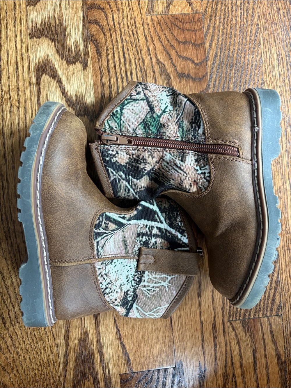 Kids Mountain Creek Terrain camouflage boots, size 9. Excellent condition